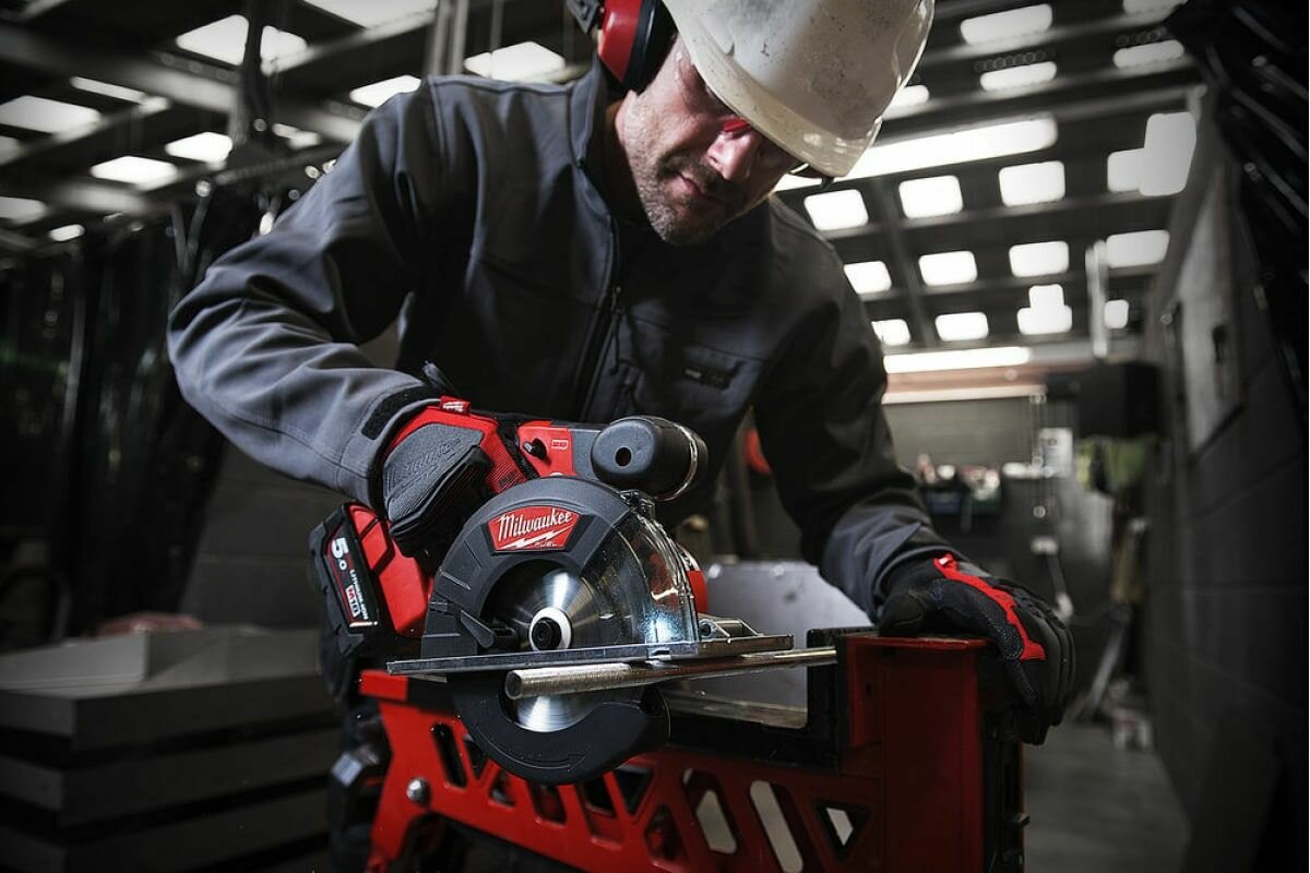 Пила дисковая аккумуляторная Milwaukee M18 FMCS-502X FUEL - фото №9