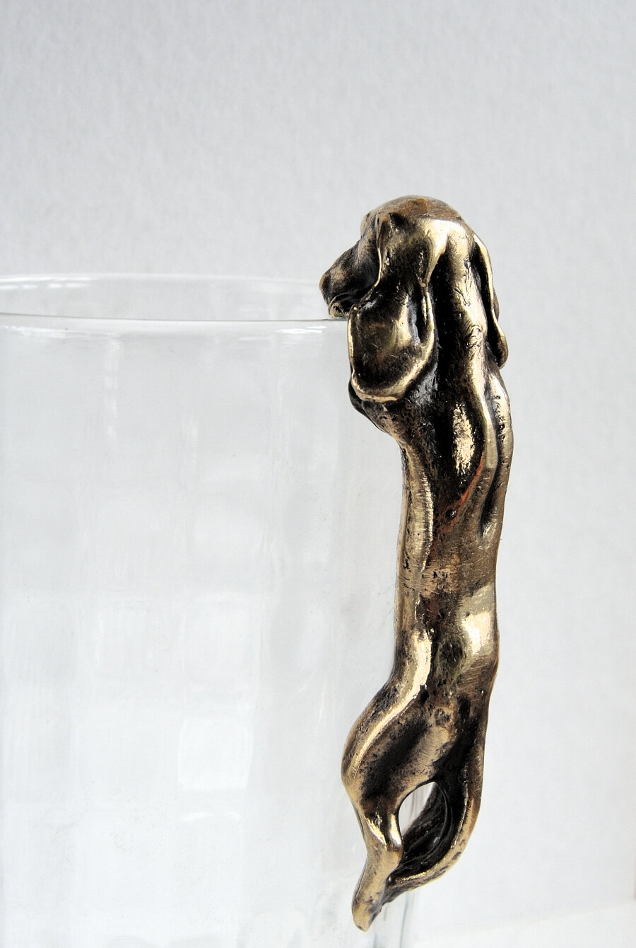 фото Такса висячая на стакане латунная статуэтка