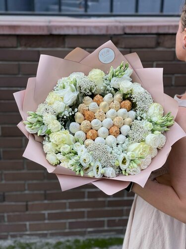 Изображение товара Букет с клубникой в белом шоколаде, орех, кокос, вафля, микс цветов в белом оттенке, Milk