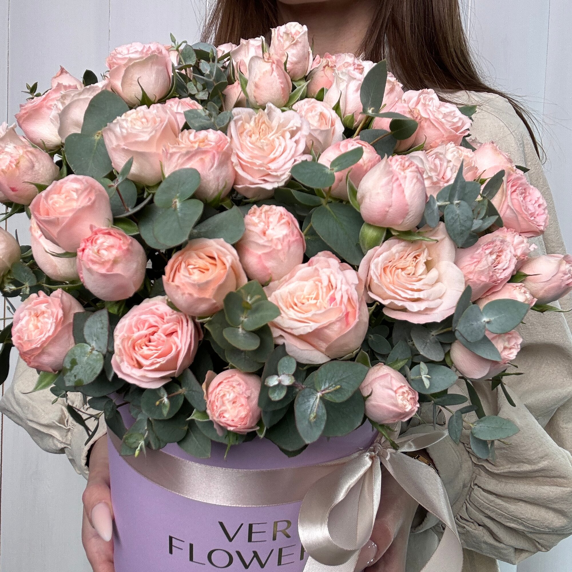 Композиция из пионовидных кустовых роз «Бомбастик» с эвкалиптом. Ver flowers — фото 1