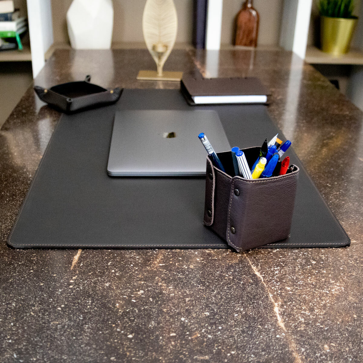 фото Настольный кожаный коврик / накладка / бювар на письменный стол, J.Audmorr