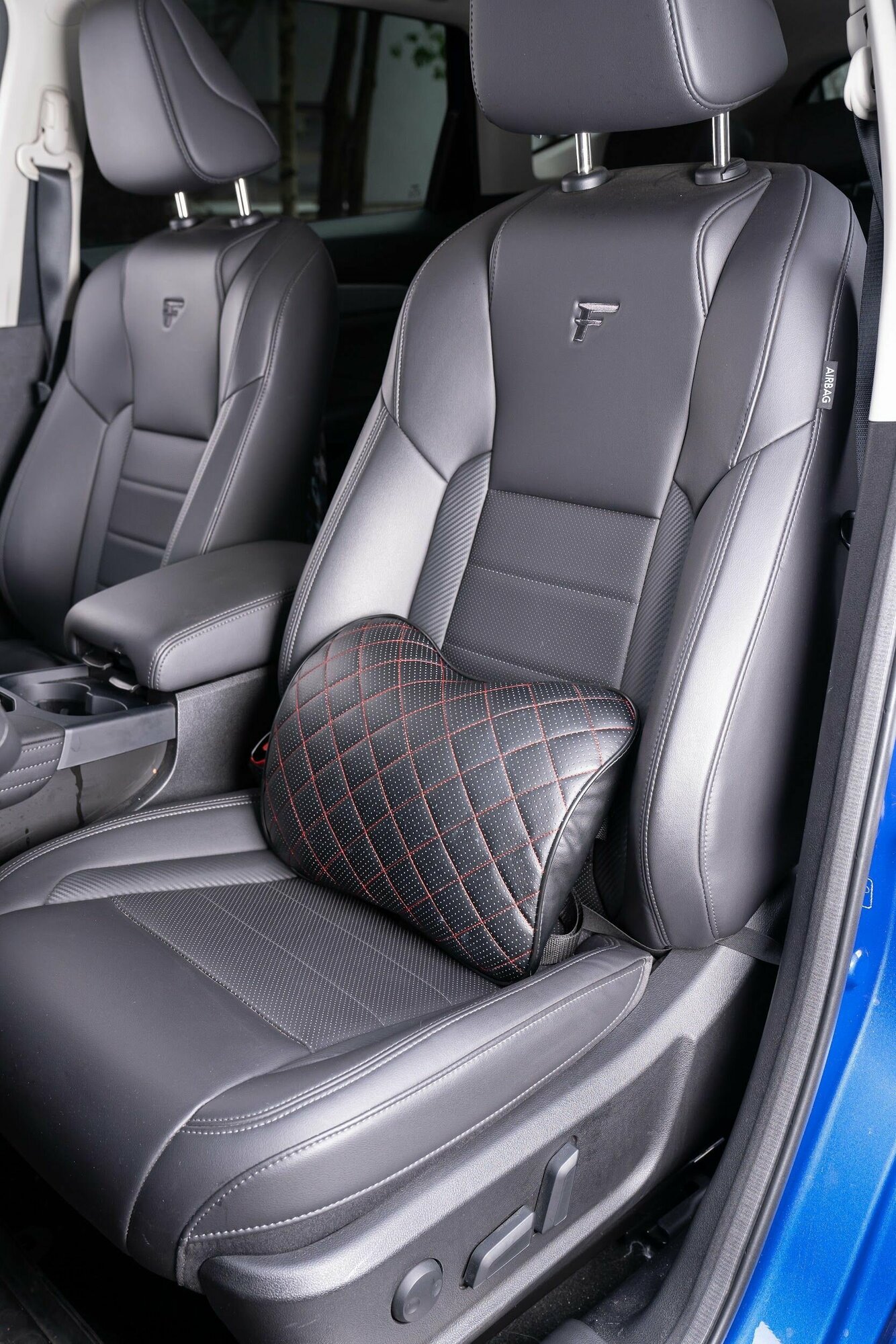 Подушка под спину в салон автомобиля или для компьютерного кресла, увеличенная (32х27Х20 см) с отстрочкой ромб, красный