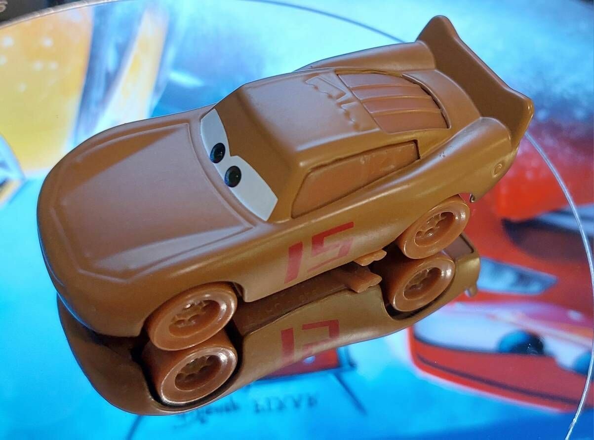 фото Коллекционная модель Молния Маккуин из мультфильма Тачки металлический сплав и краска