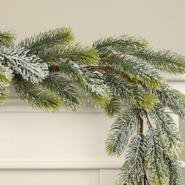 фото Christmas Deluxe Хвойная гирлянда Demure заснеженная 185 см, литая 100% 87389