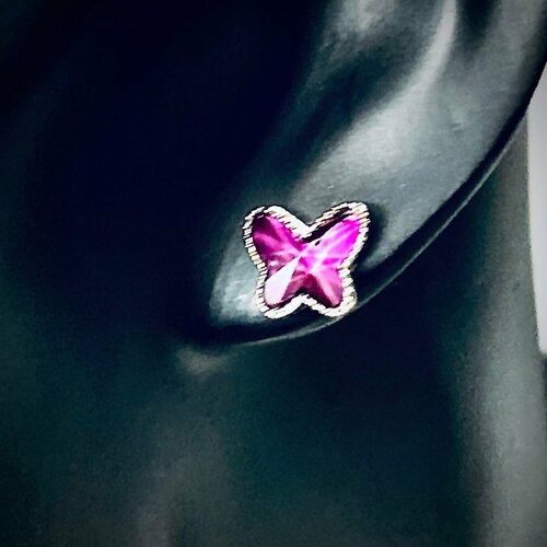 фото Серьги пусеты хрустальные бабочки, бижутерный сплав, серебрение, кристалл, размер/диаметр 8 мм., фуксия my lollipop
