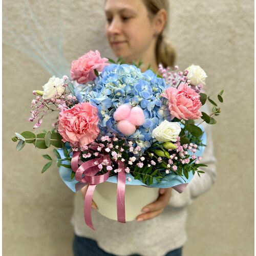 Живые цветы в коробке, голубая гортензия и диантусы в цветочной композиции
