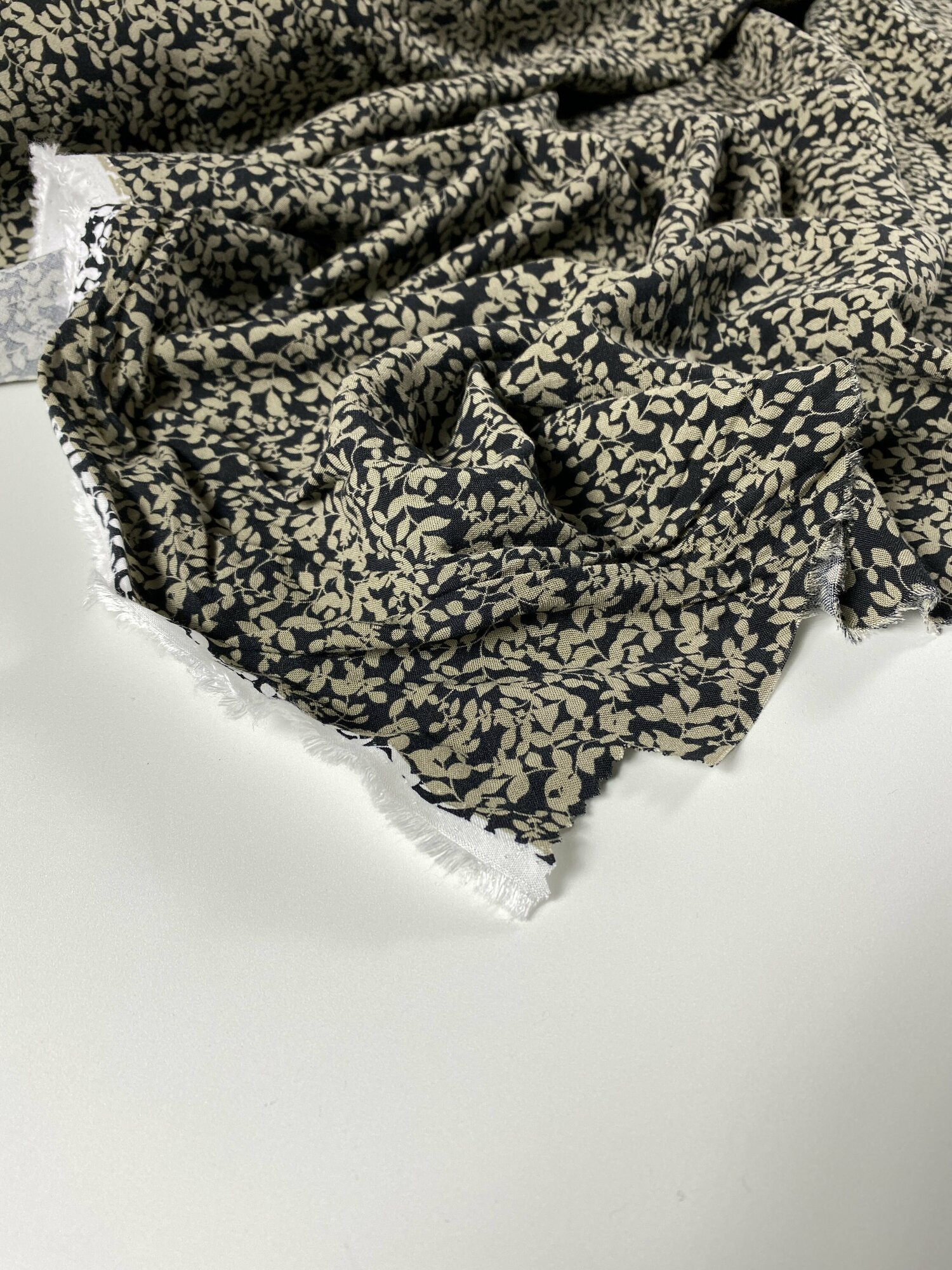 Ткань вискоза плательно-блузочная с растительным принтом