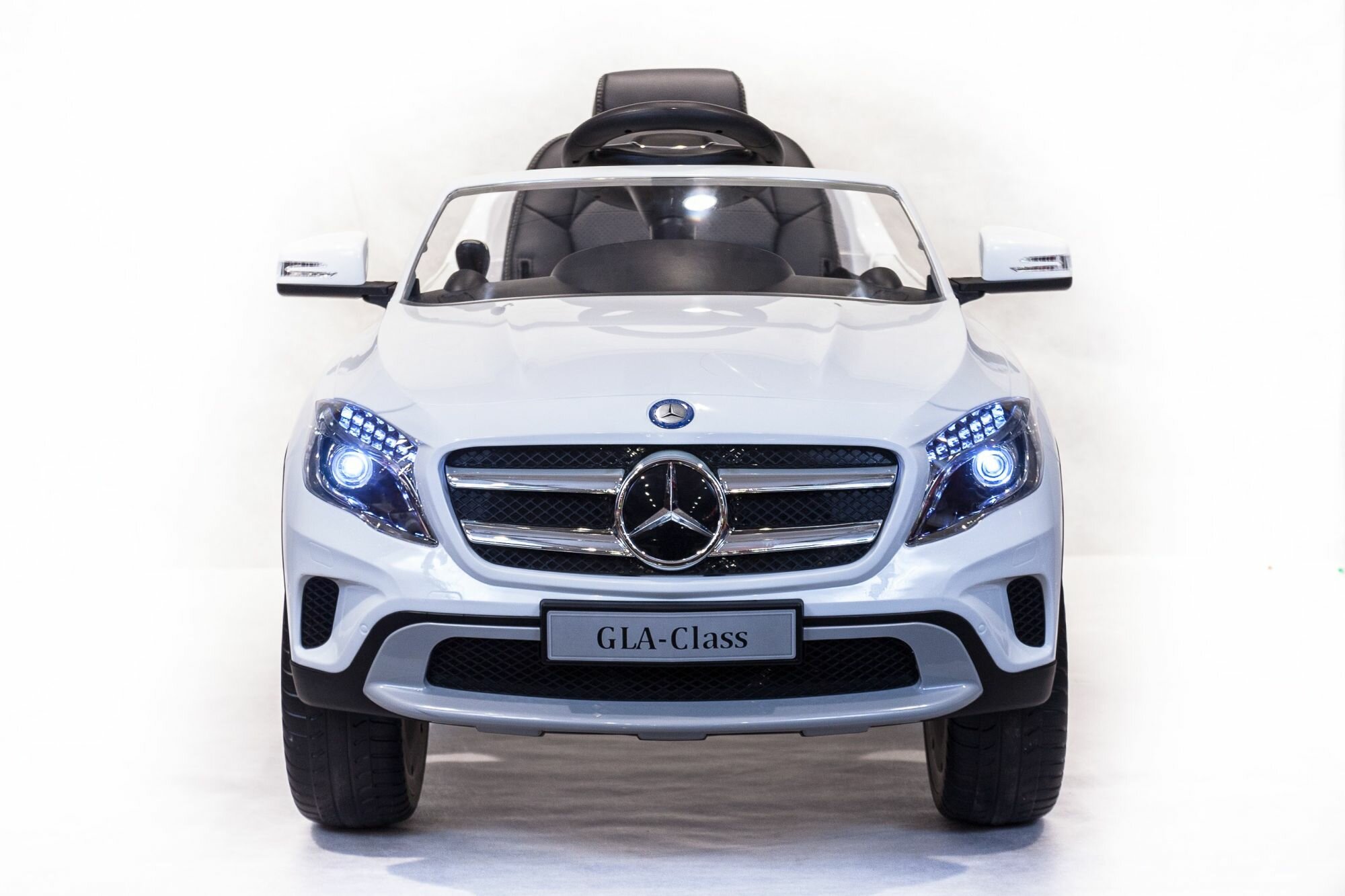Электромобиль Mercedes-Benz GLA (белый)