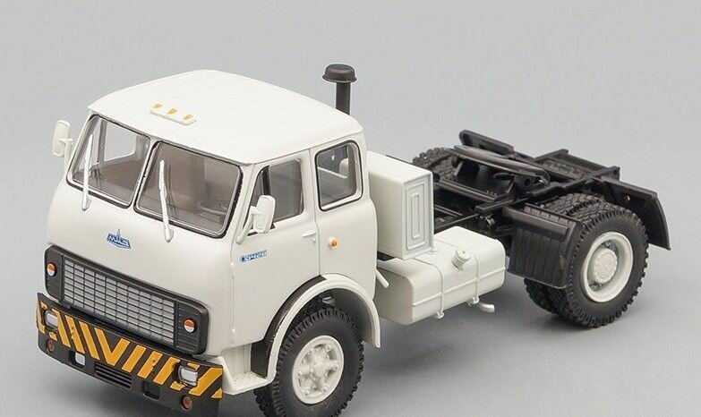 Масштабная модель грузовика коллекционная Минский 5428 седельный тягач (1977), серый