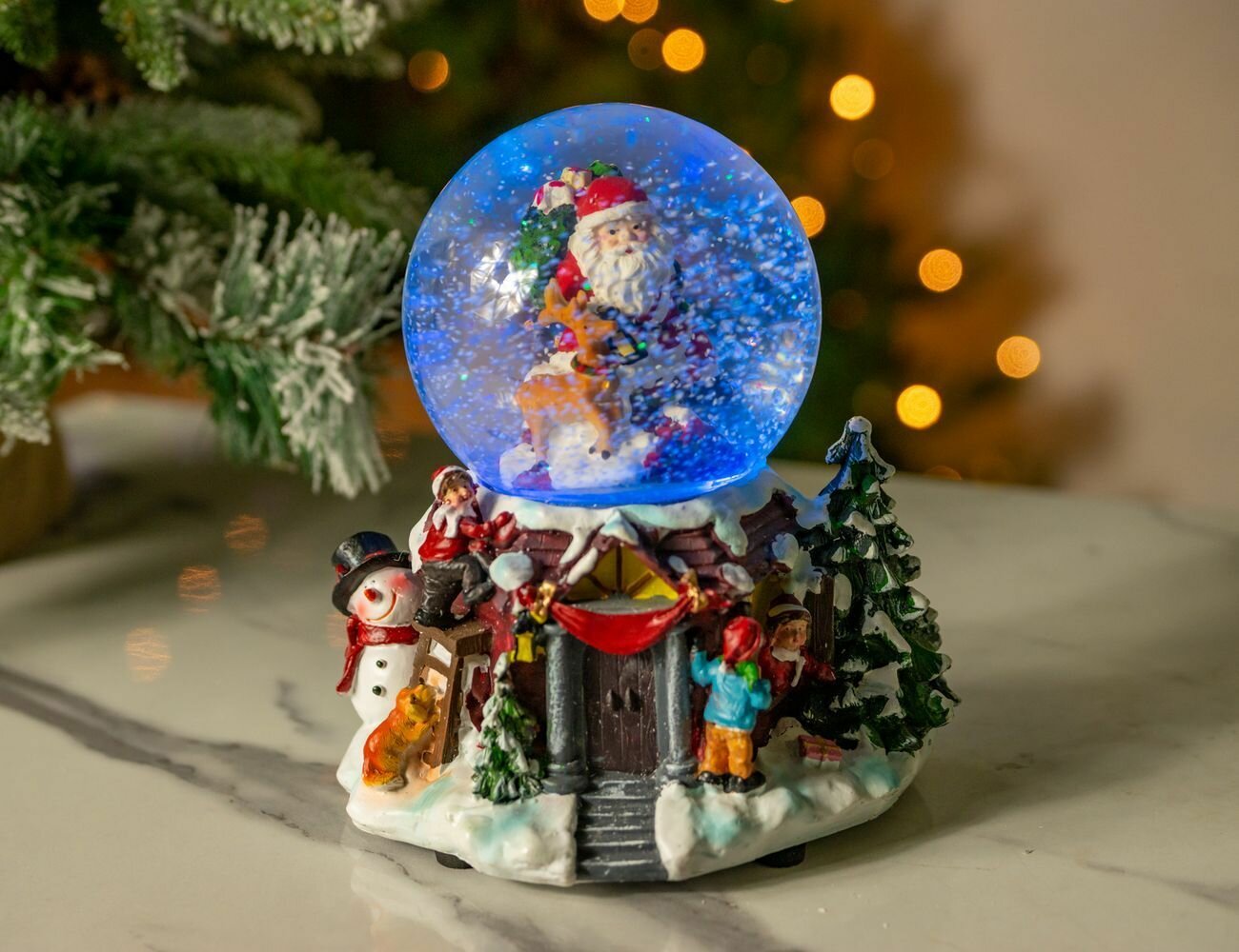 Снежный шар музыкальный танец санты И рудольфа, 2 меняющих цвета LED-огня, динамика, снежный вихрь, 21 см, батарейки, Kaemingk (Lumineo) 483363-санта