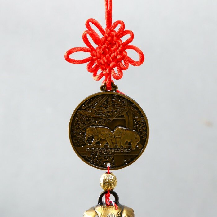 Колокольчик металл "Слоны на монете, слоны на колоколе" красный узел счастья 5х4х48 см 9919006