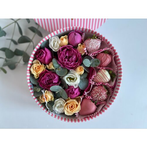 Коробка с цветами и клубникой в шоколаде M