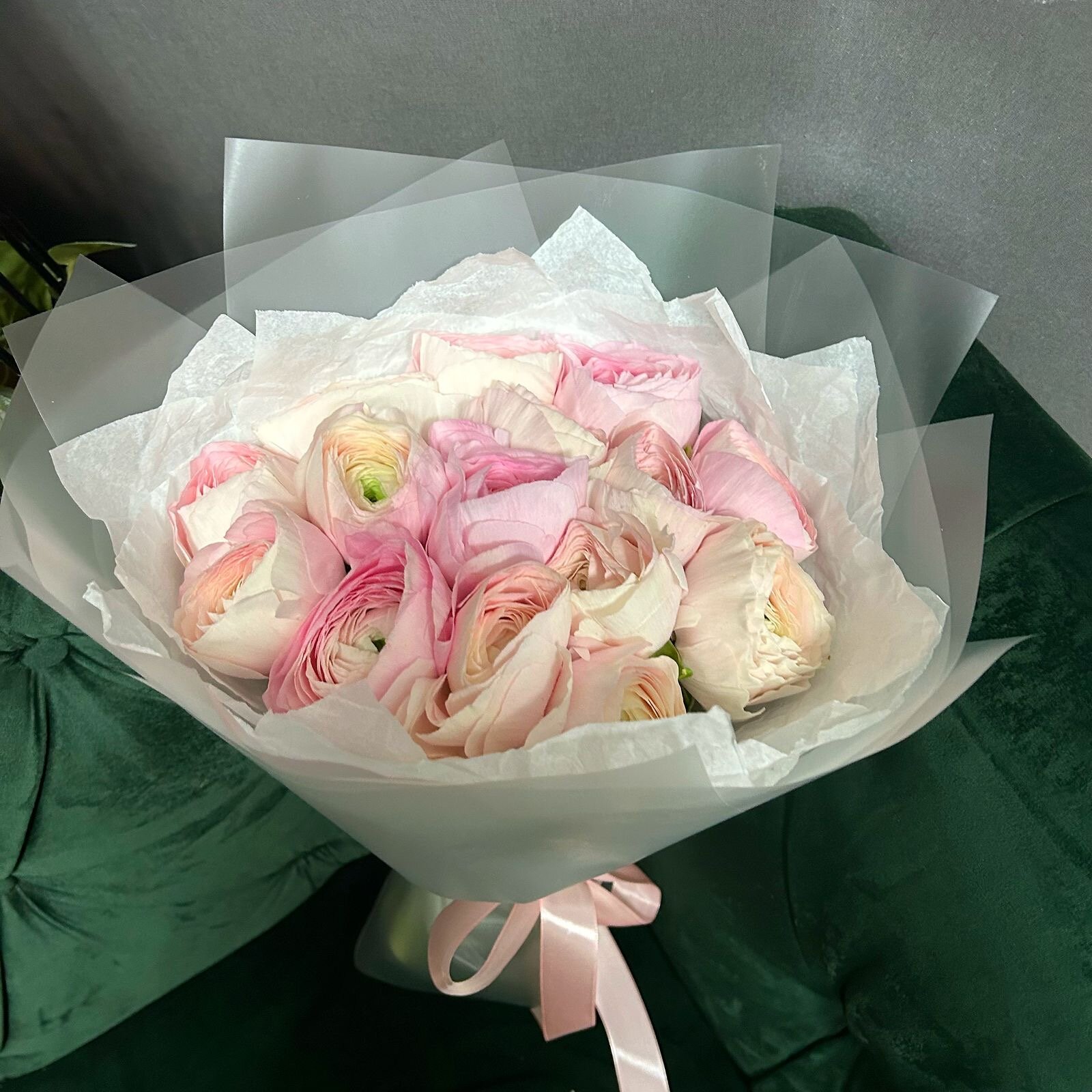 Букет из 15 ранункулюсов