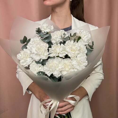 Изображение товара Букет из 15 белых диантусов (гвоздик) с эвкалиптом Ver Flowers