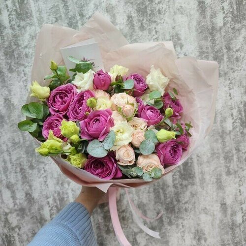 Сборный букет Flawery микс из пионовидных роз и эустом