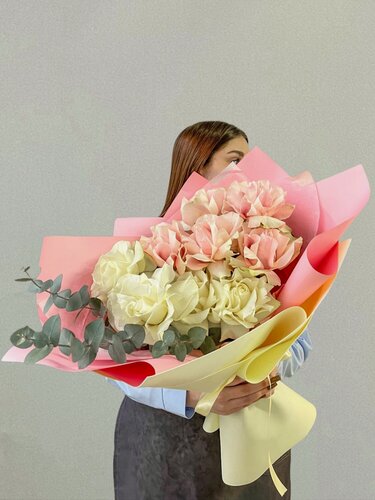 Изображение товара Сборный Букет из 9 французских роз с эвкалиптом, 50см в дизайнерской упаковке