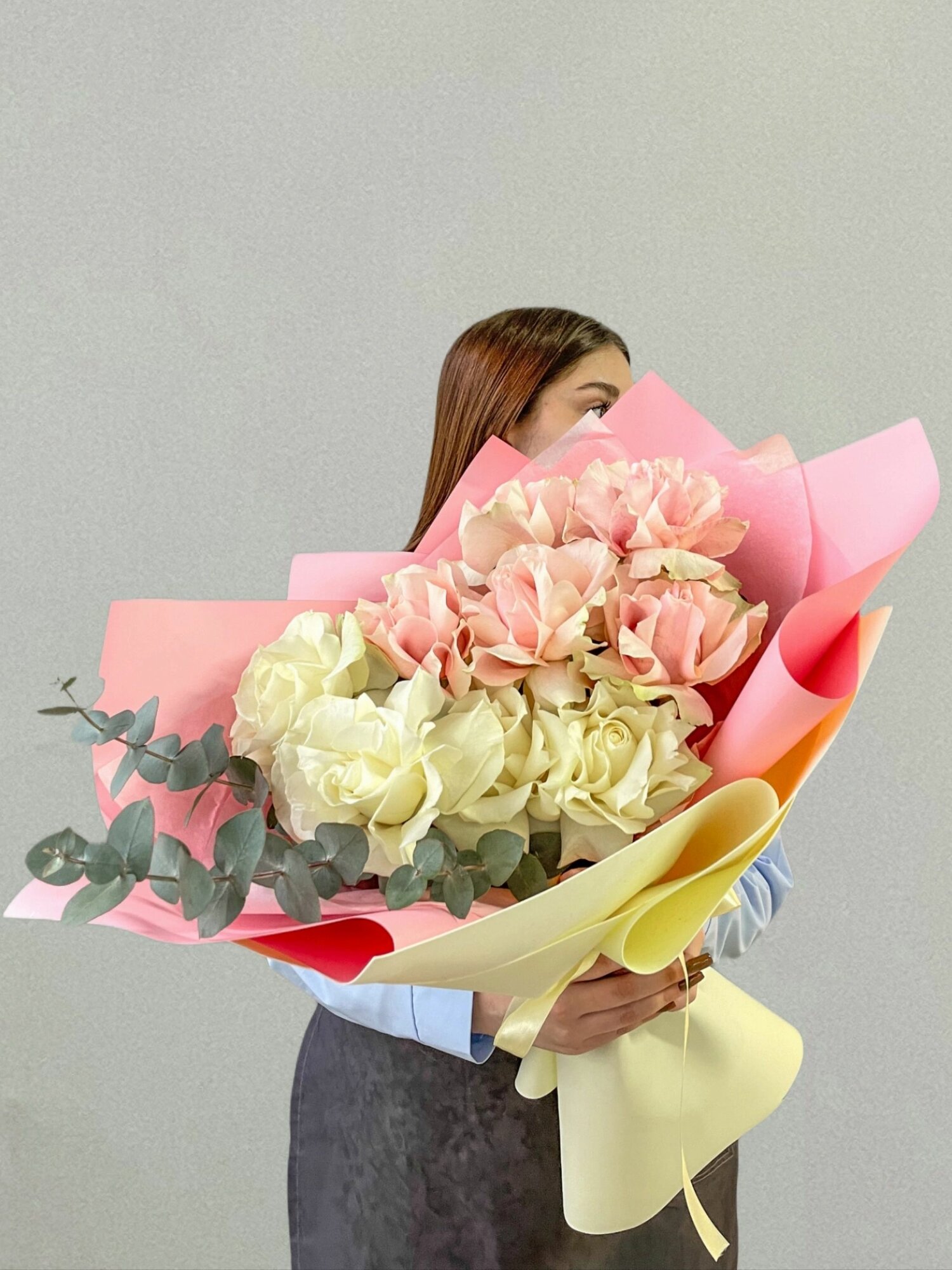 Сборный Букет из 9 французских роз с эвкалиптом 50см в дизайнерской упаковке