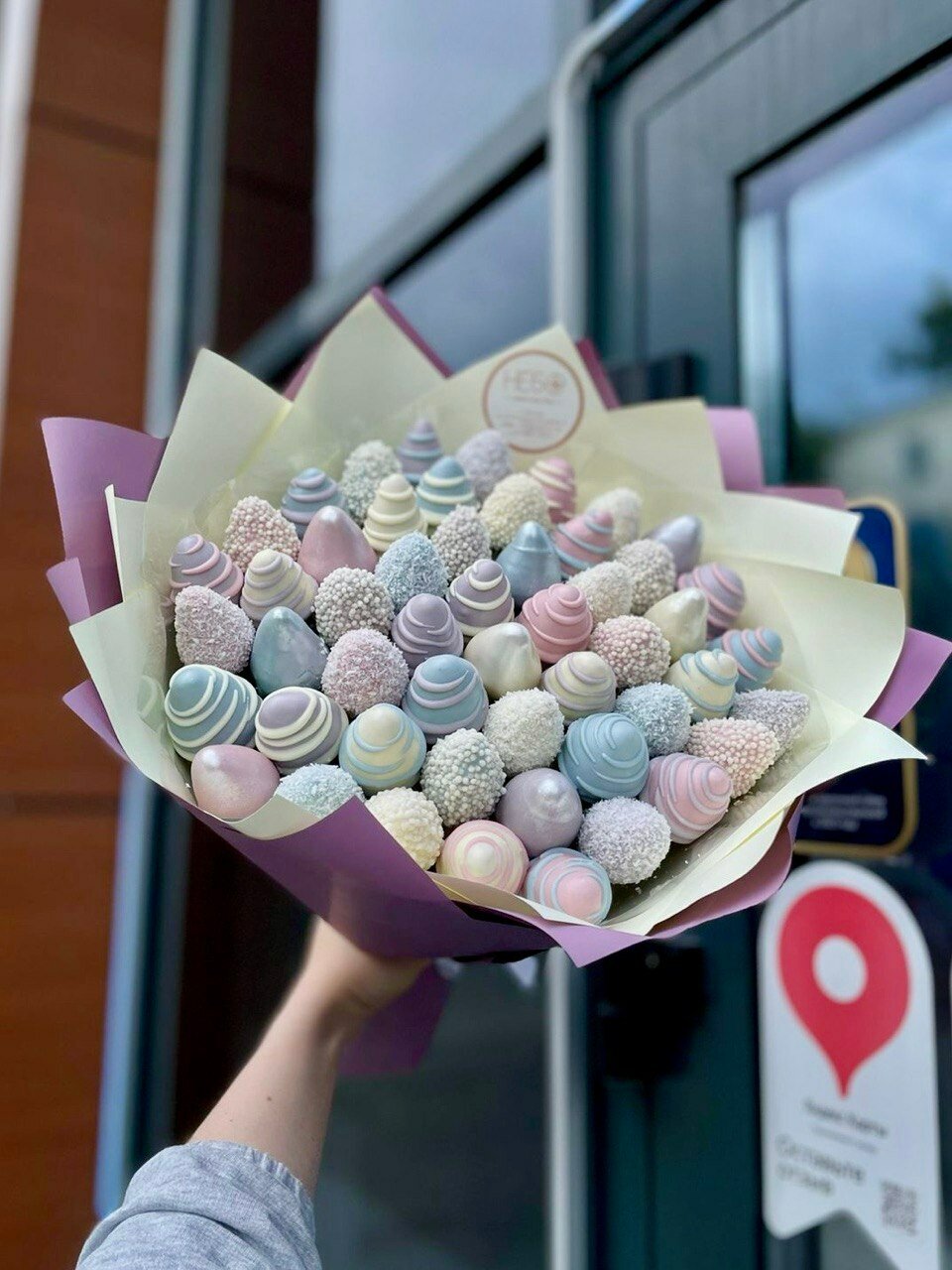 Букет Цветочный бар "Небо" "Charm", клубника в шоколаде, посыпки, 900 г