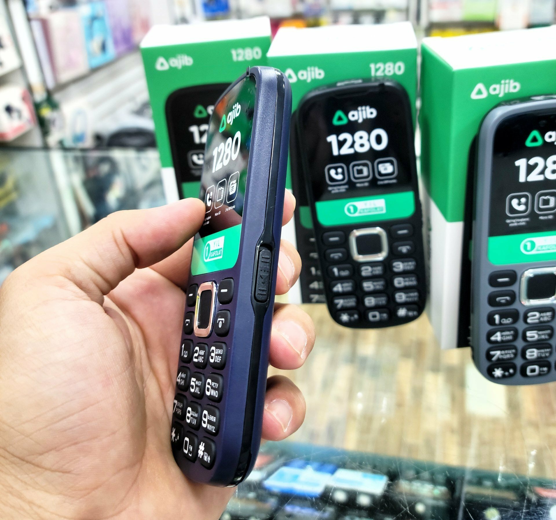 Ajib 1280 – это компактный и удобный кнопочный телефон, созданный для тех, кто ценит простоту и надёжность.