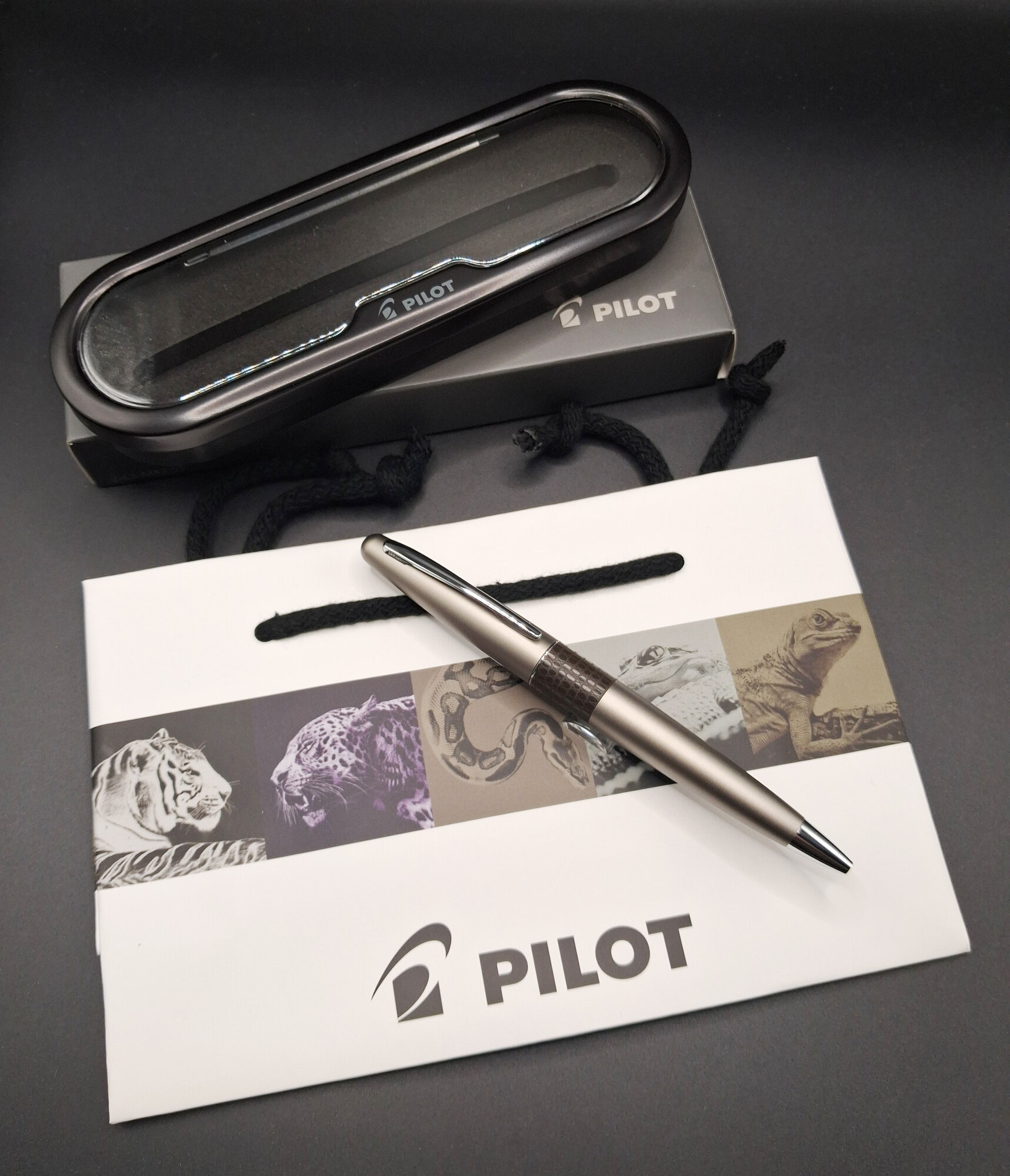 Шариковая ручка PILOT MR Animal Collection: Бронзовая Ящерица (подарочный футляр + пакет)