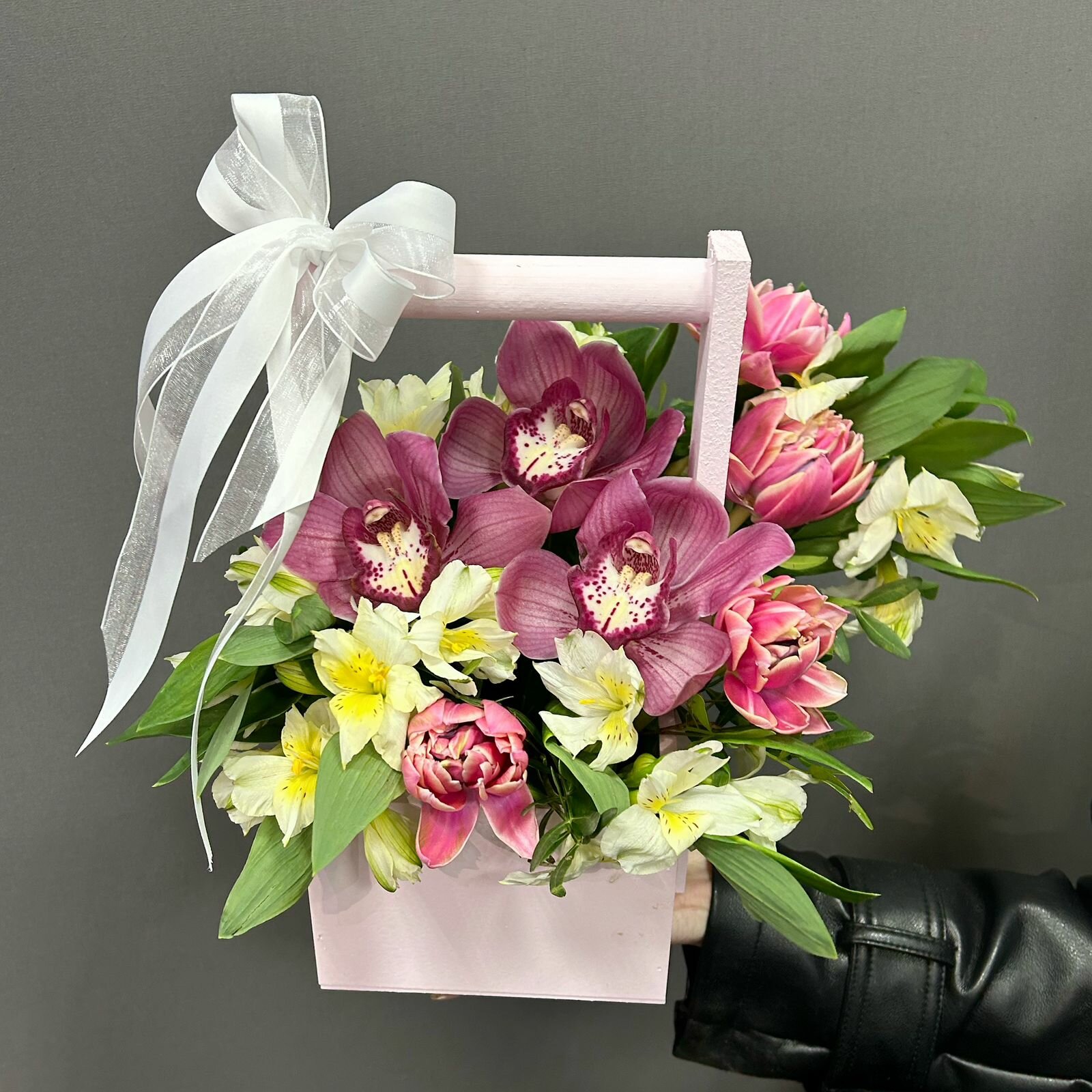 Микс с орхидеями, тюльпанами и альстромерий в белом ящике