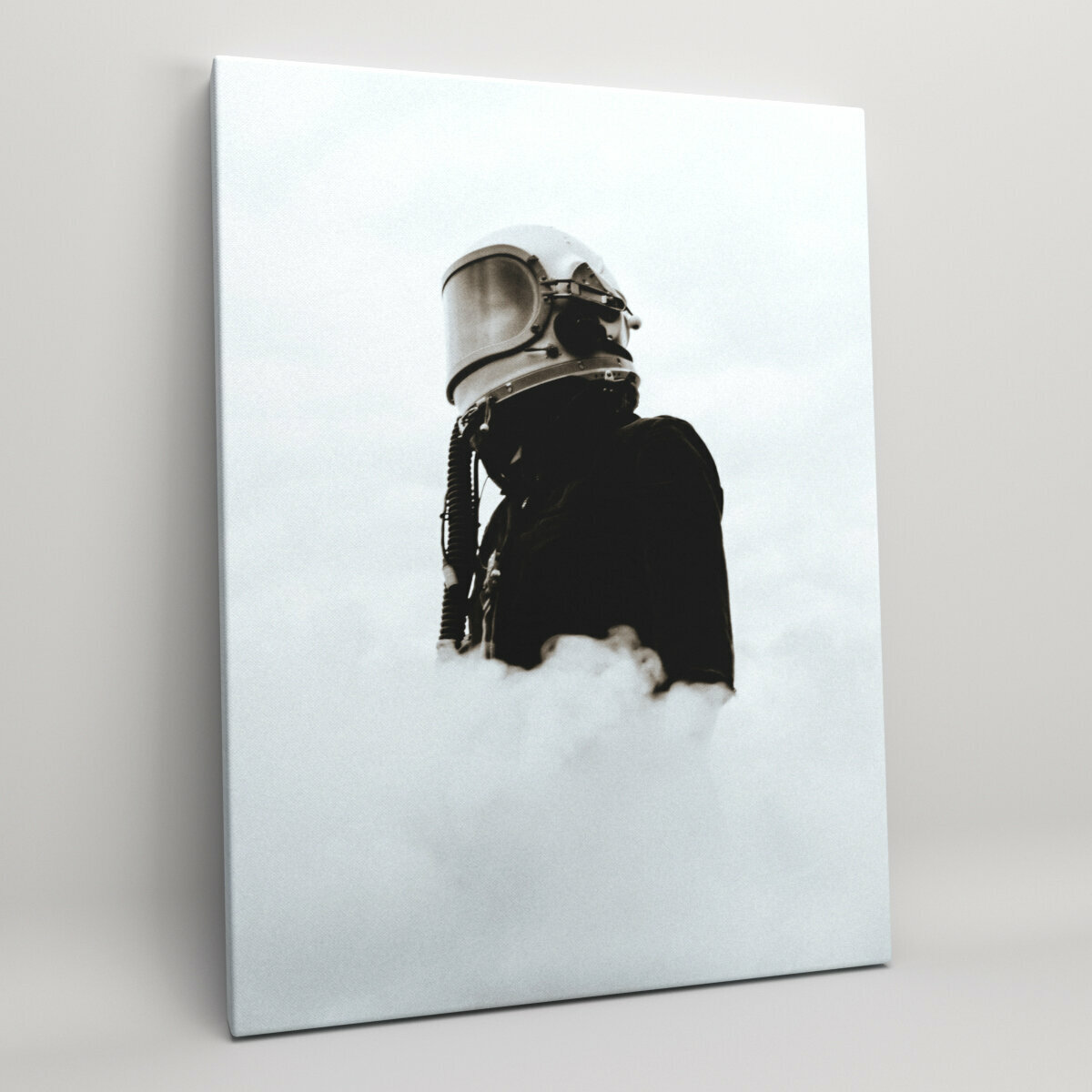 Картина на холсте (интерьерный постер) "Космонавт в дыму", с деревянным подрамником, размер 30x40 см