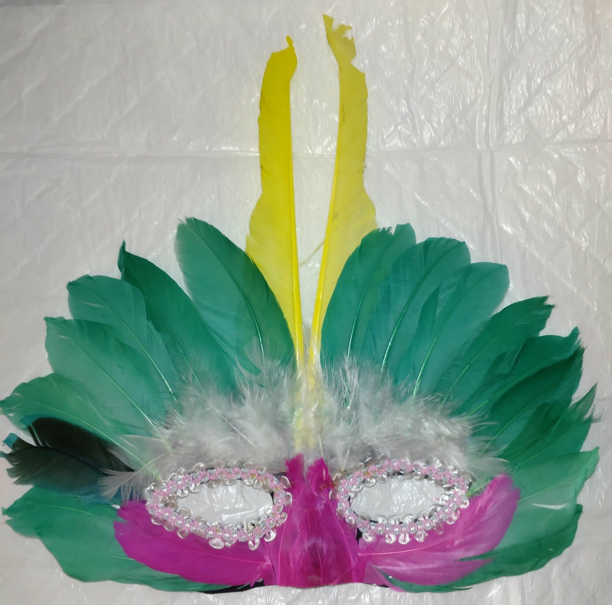 Маска карнавальная с перьями и пайетками. Зелёная.