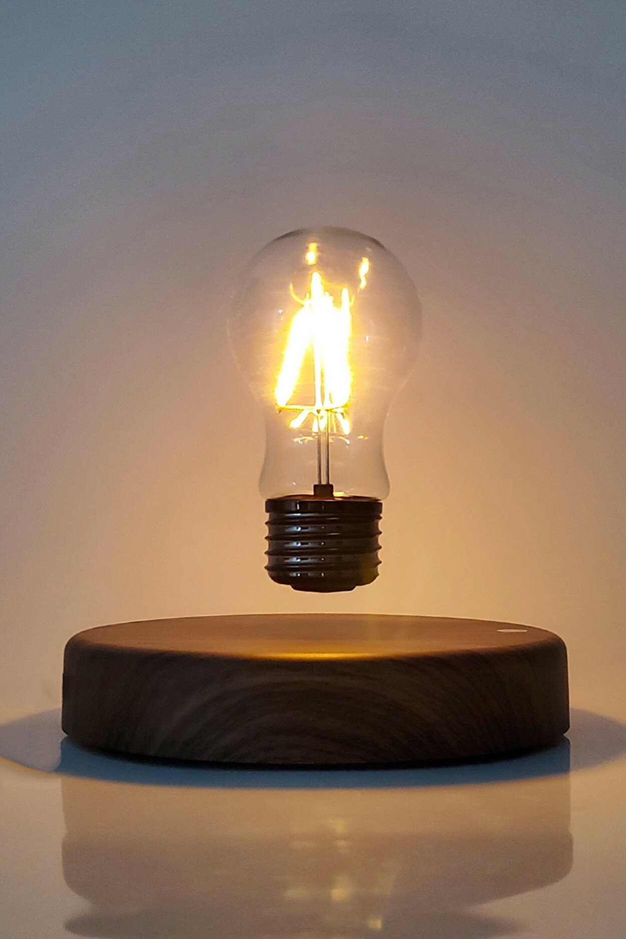 фото Левитирующая лампочка на круглой платформе