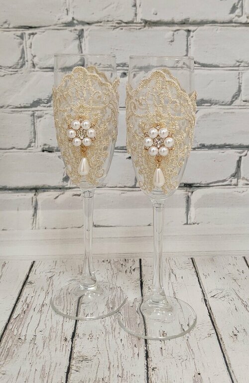 Набор свадебных бокалов для шампанского в золотом цвете с брошью