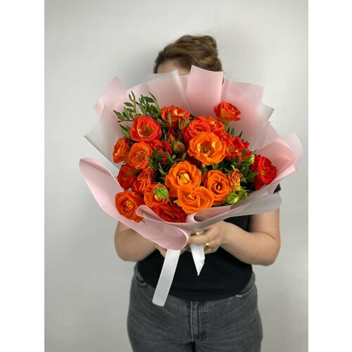 Букет из 9 оранжевых кустовых роз с зеленью - доставка цветов по Москве