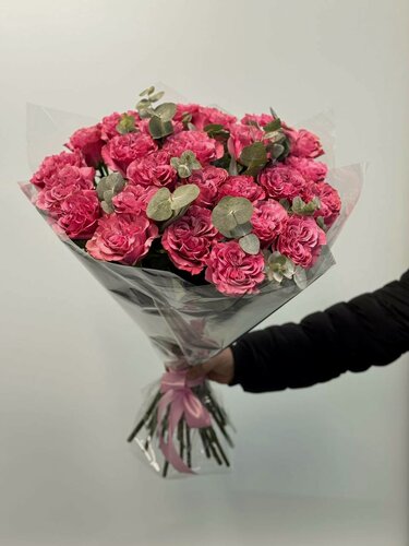 Изображение товара Монобукет wowflo "Country Blues", роза и эвкалипт, 9 цветов, высота 70 см