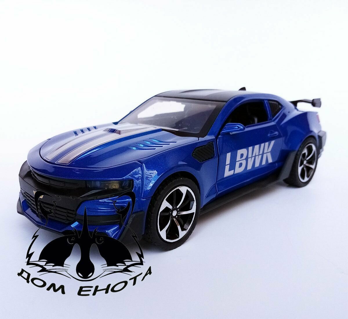 Металлическая модель Chevrolet Camaro с выхлопом синий. Шевроле Камаро с дымом