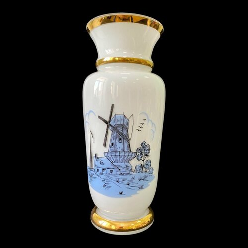 Чешская винтажная ваза с изображением мельницы. Молочное стекло. Богемия. СССР