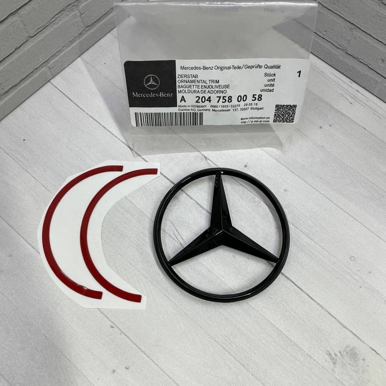 Знак для Mercedes-Benz на багажник W204 чёрный глянец