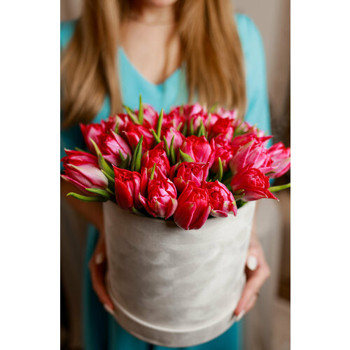 Красные пионовидные тюльпаны в бархатной коробке