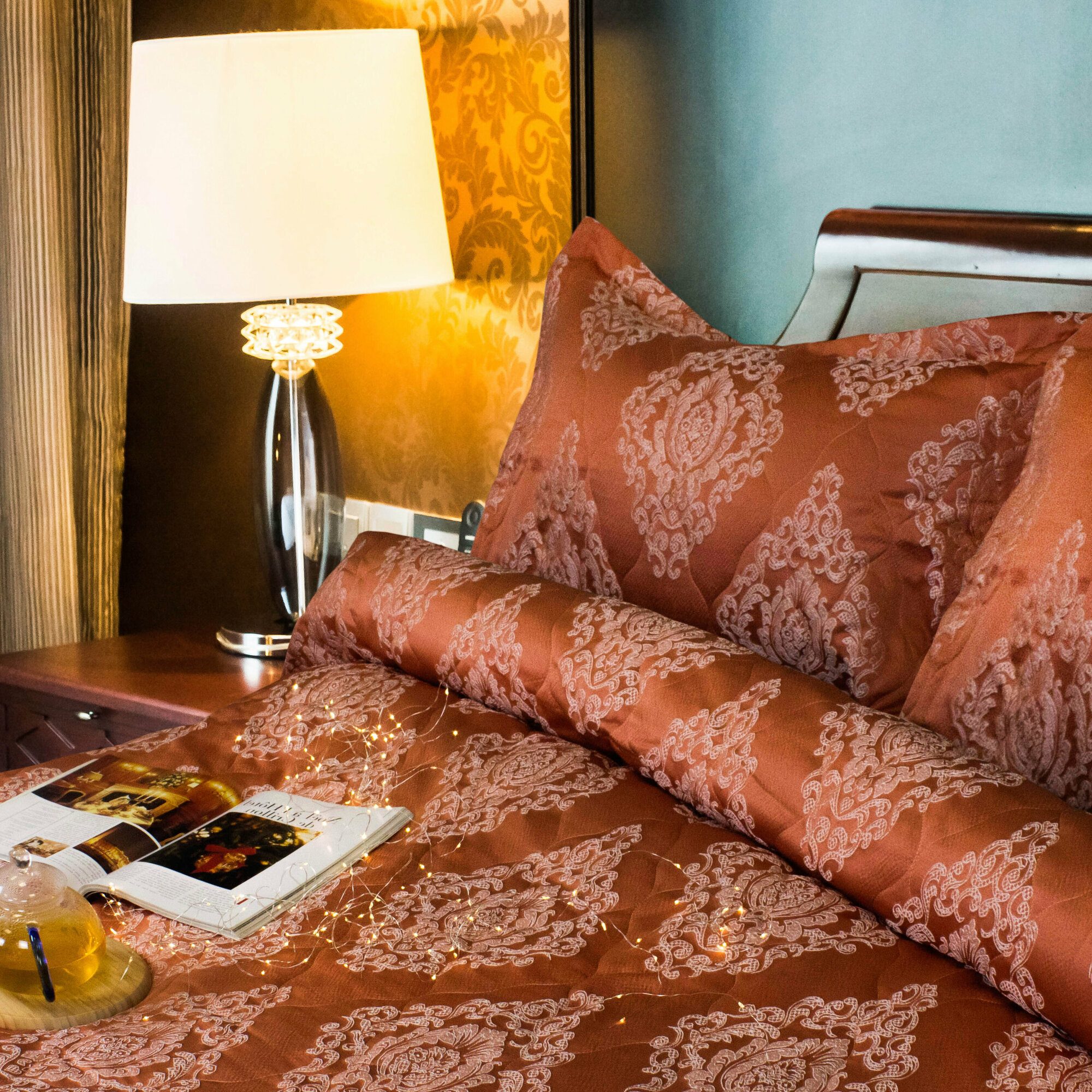 Роскошное покрывало на кровать 240х260 с наволочками 50х70 жаккард Cleo Versalles, 2 спальное однотонное бордовое стеганое