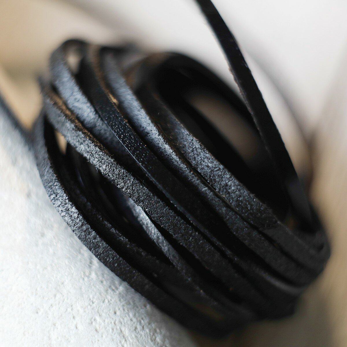 Шнур плоский нат. кожаный для рукоделия, намотка 3 метра, черный, 3x2 мм