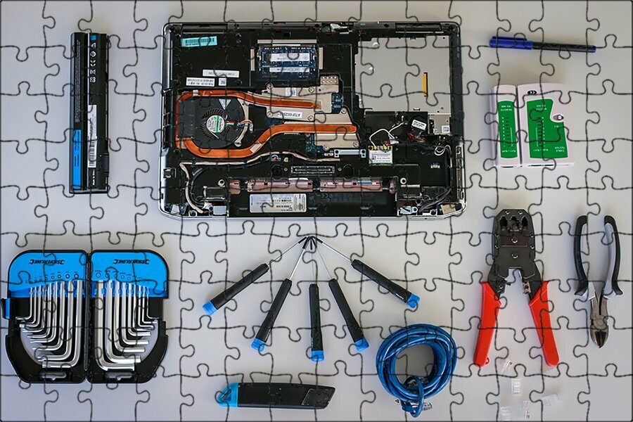Магнитный пазл "Инструменты для ремонта ноутбуков, ноутбук, материнская плата" на холодильник 27 x 18 см.