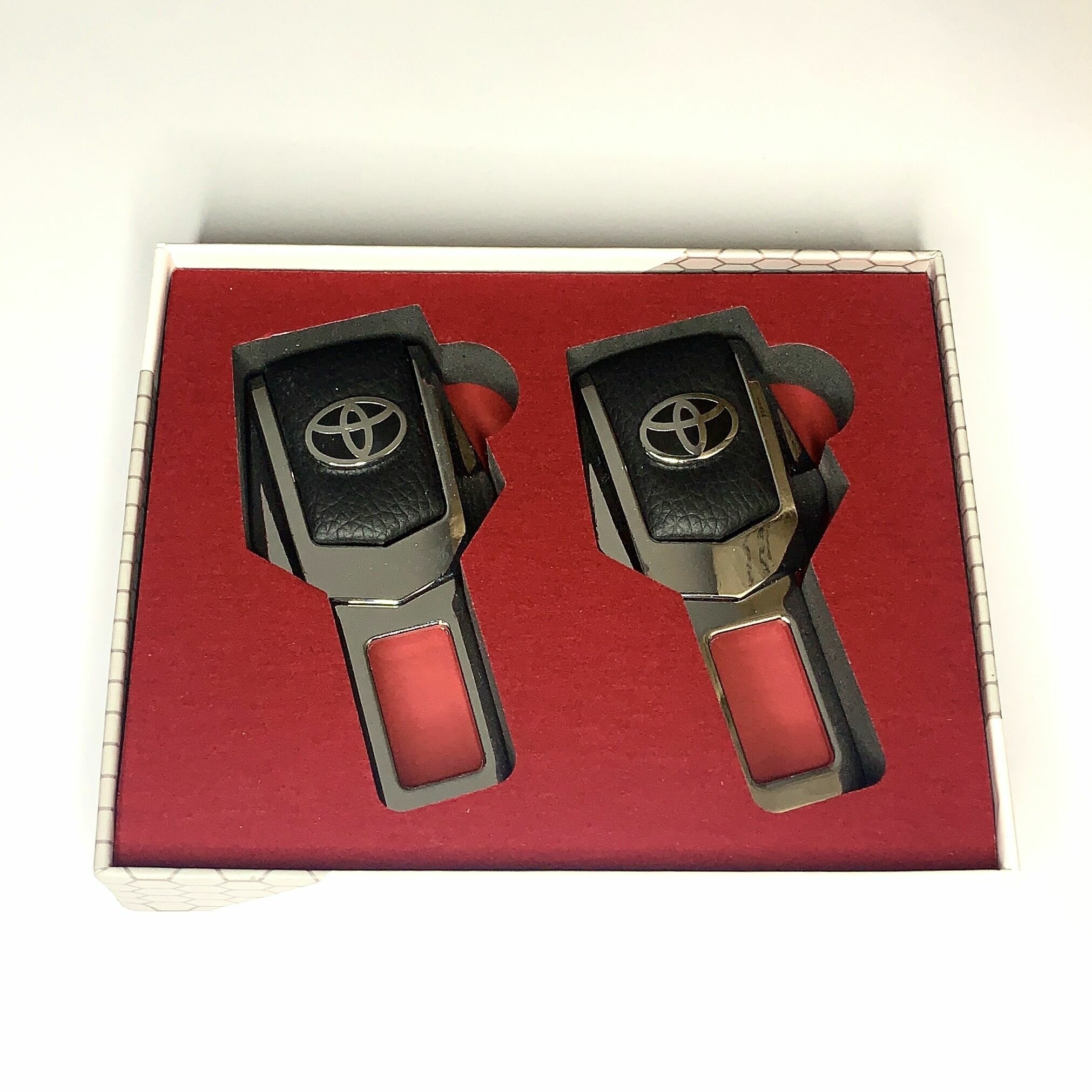 Заглушки ремня безопасности с эмблемой автомобиля Toyota в подарочной упаковке/Заглушки с кожаной вставкой