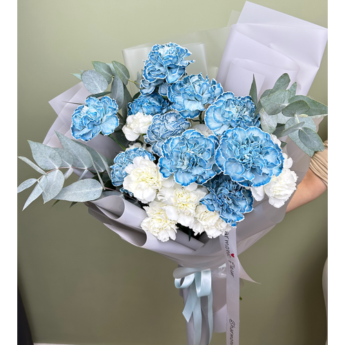 Букет живых цветов из 21 белого и голубого диантуса и эвкалипта "Морской бриз" от Sharmonic Fleur