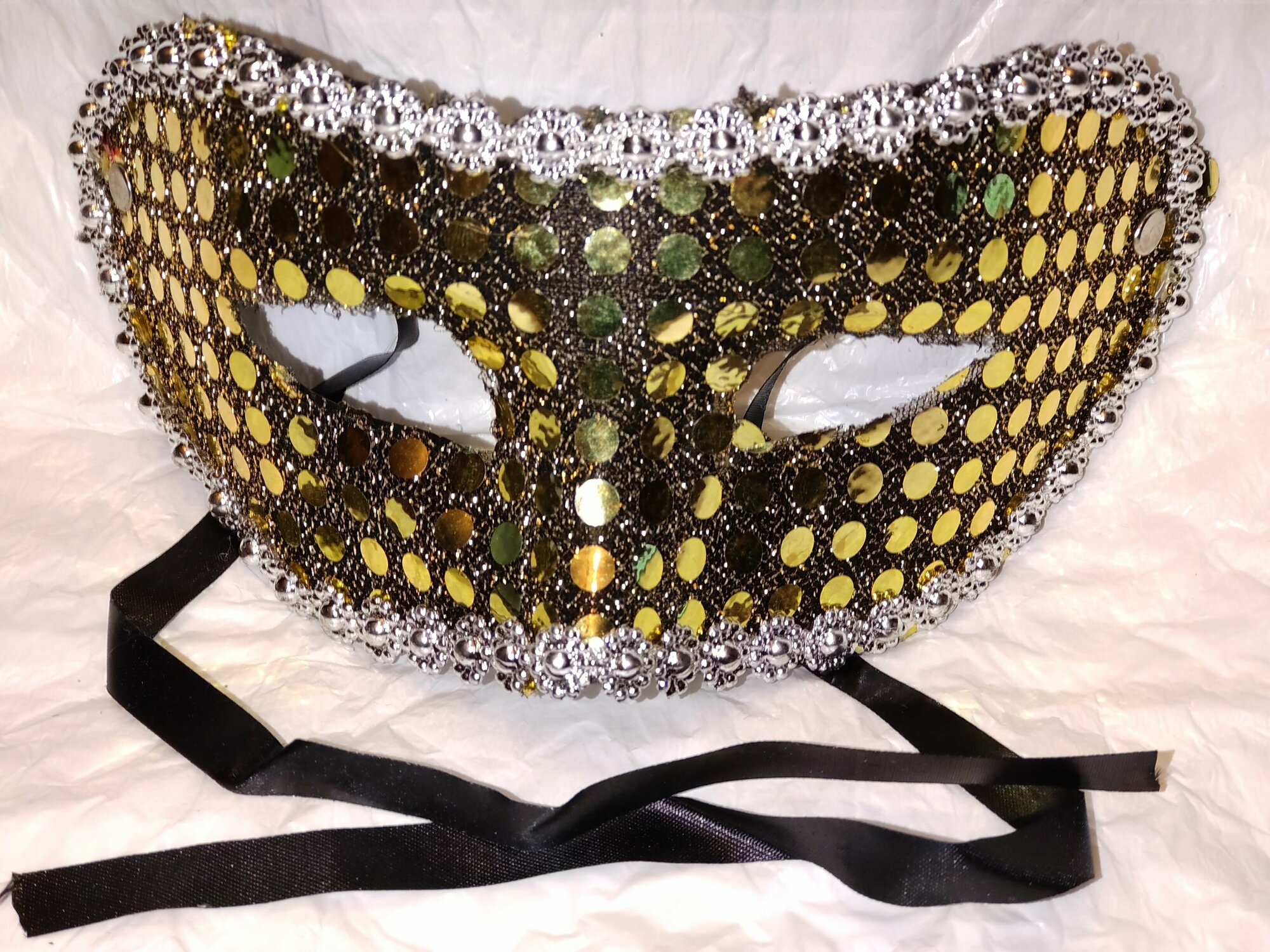 Карнавальная венецианская маска с кружевами . Золотая.