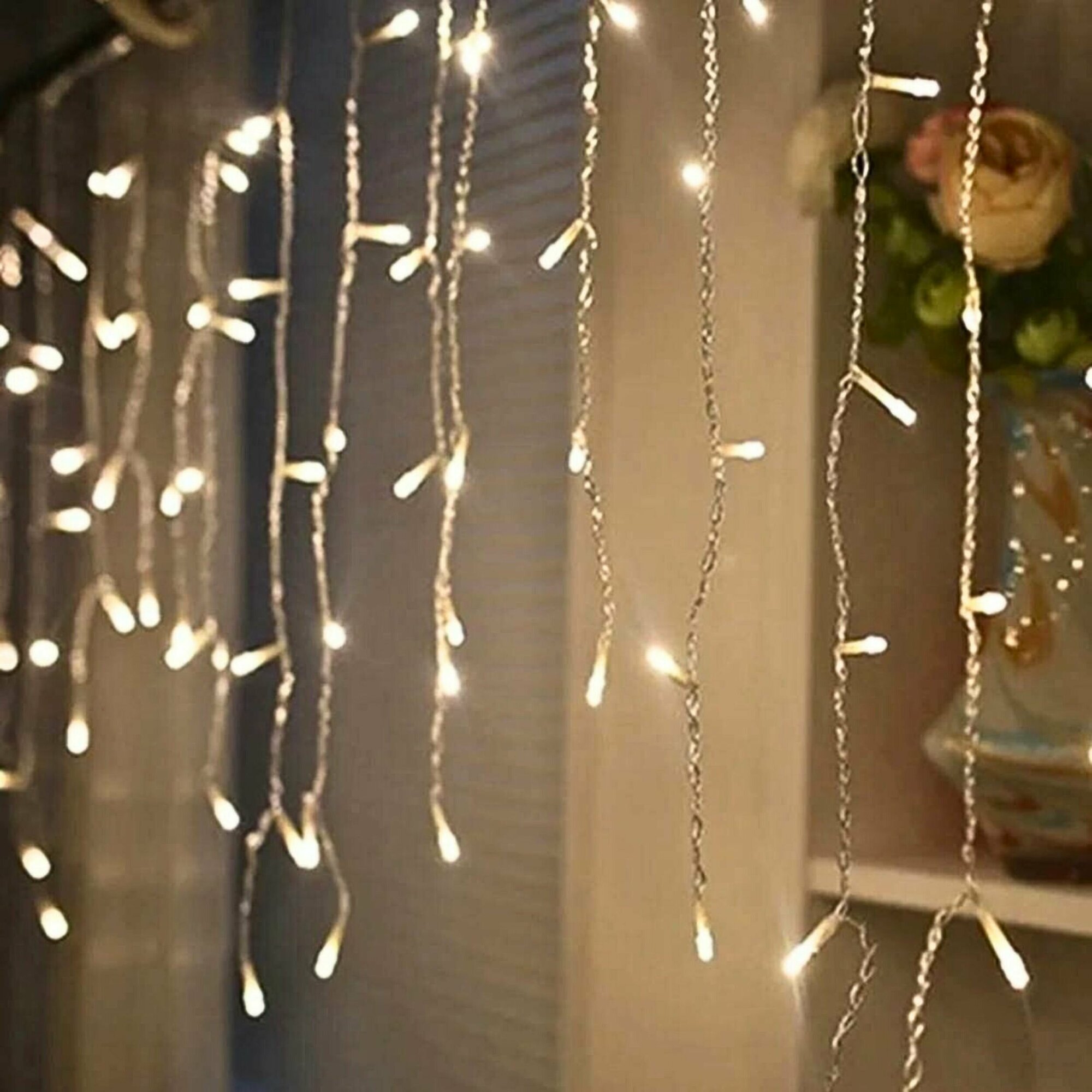 фото Светодиодная гирлянда Штора Дождик Занавес Новогоднее украшение 200х200 см, цвет теплый (желтый)