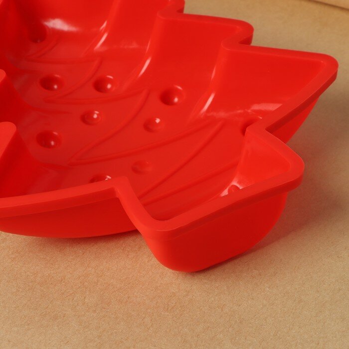 Форма новогодняя Доляна "Елочка с гирляндой", силиконовая, для выпечки, 18х14,5х3,5 см, красная