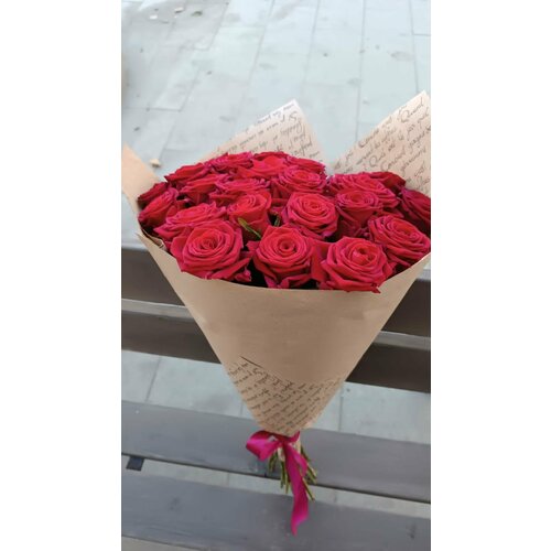 Букет живых цветов из 21 розы “Ред Наоми” в крафтовой упаковке
