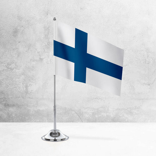 Настольный флаг Финляндии на металлической подставке под серебро настольный флаг флаг финляндии