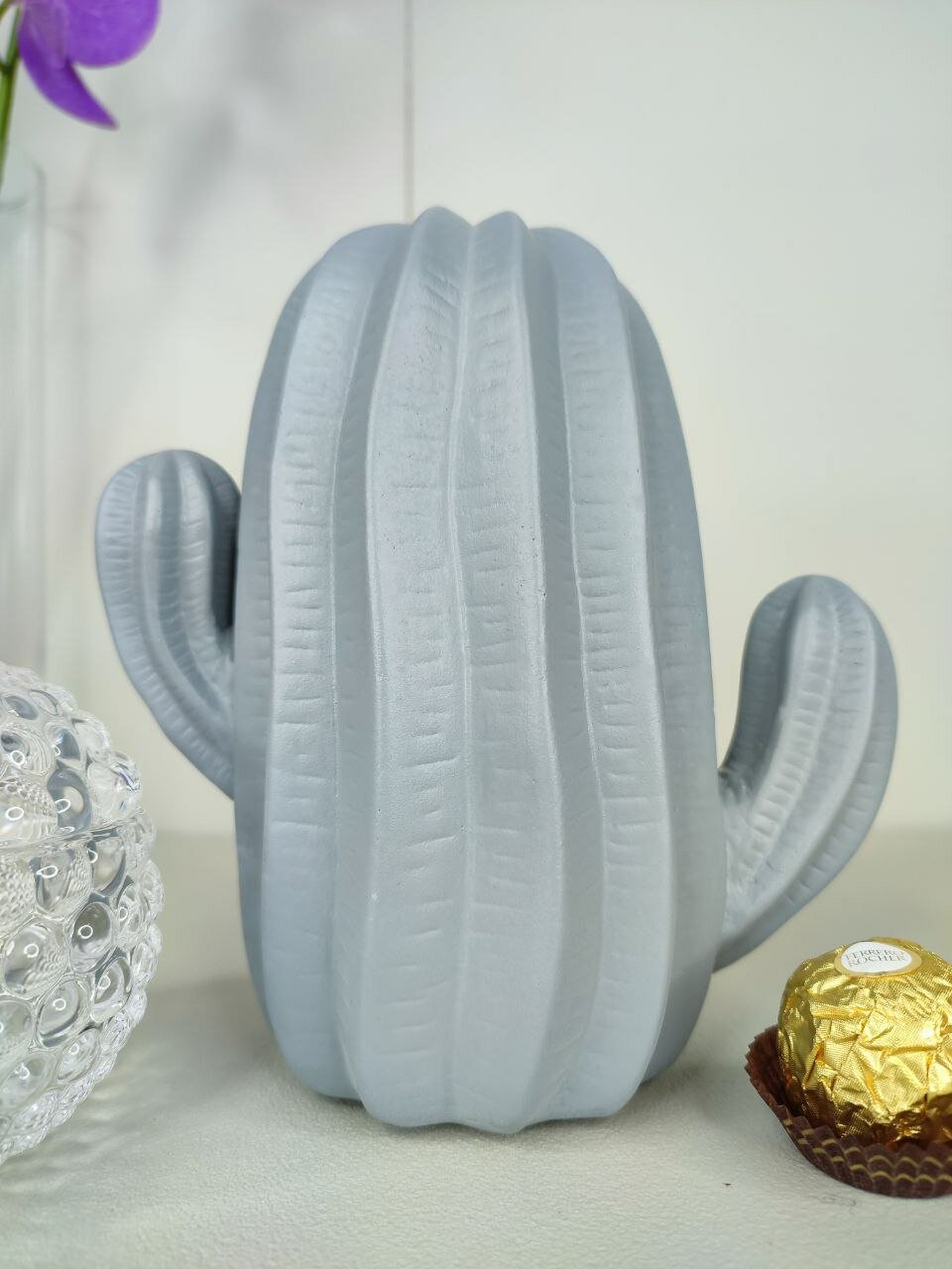 фото Статуэтка интерьерная кактус в декоре "Белый Матовый", сувенир декоративный для дома и офиса. Выс. 20см.