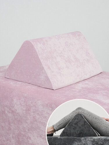 Изображение товара Подушка под ноги треугольник под колени на кушетку велюр, нежный розовый