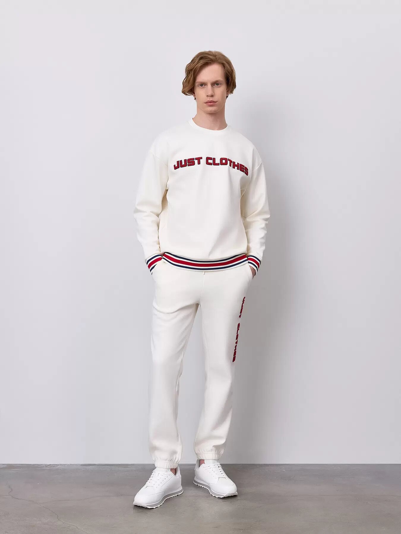 Брюки спортивные JUST CLOTHES Молочный,красный. Декор махровая нашивка логотипа. Пояс резинка, шнурок. Карманы спереди 2 б/заст, с, размер M, молочный