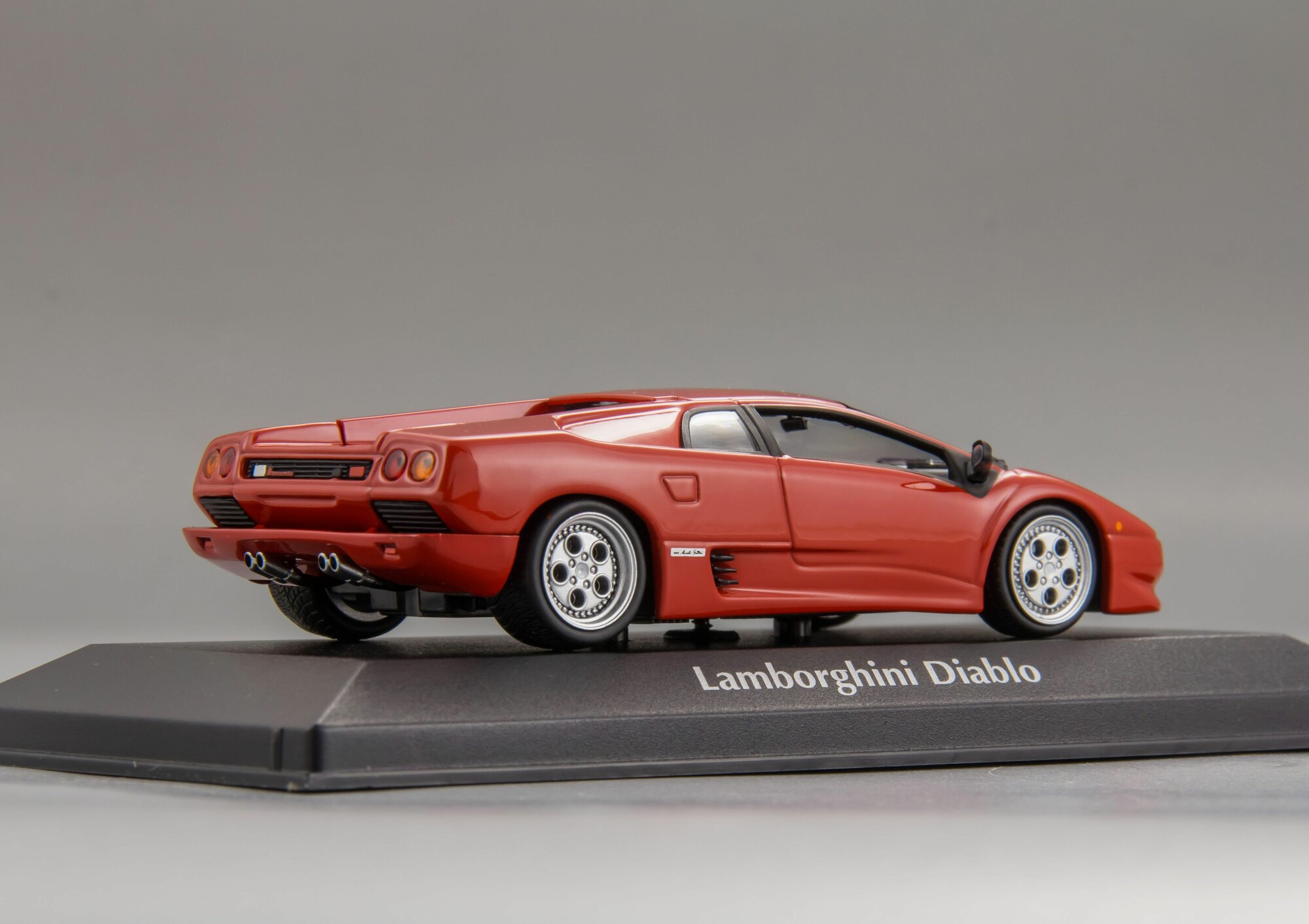 Коллекционная масштабная модель 1:43 Lamborghini Diablo - 1994 от Maxichamps — фото 1