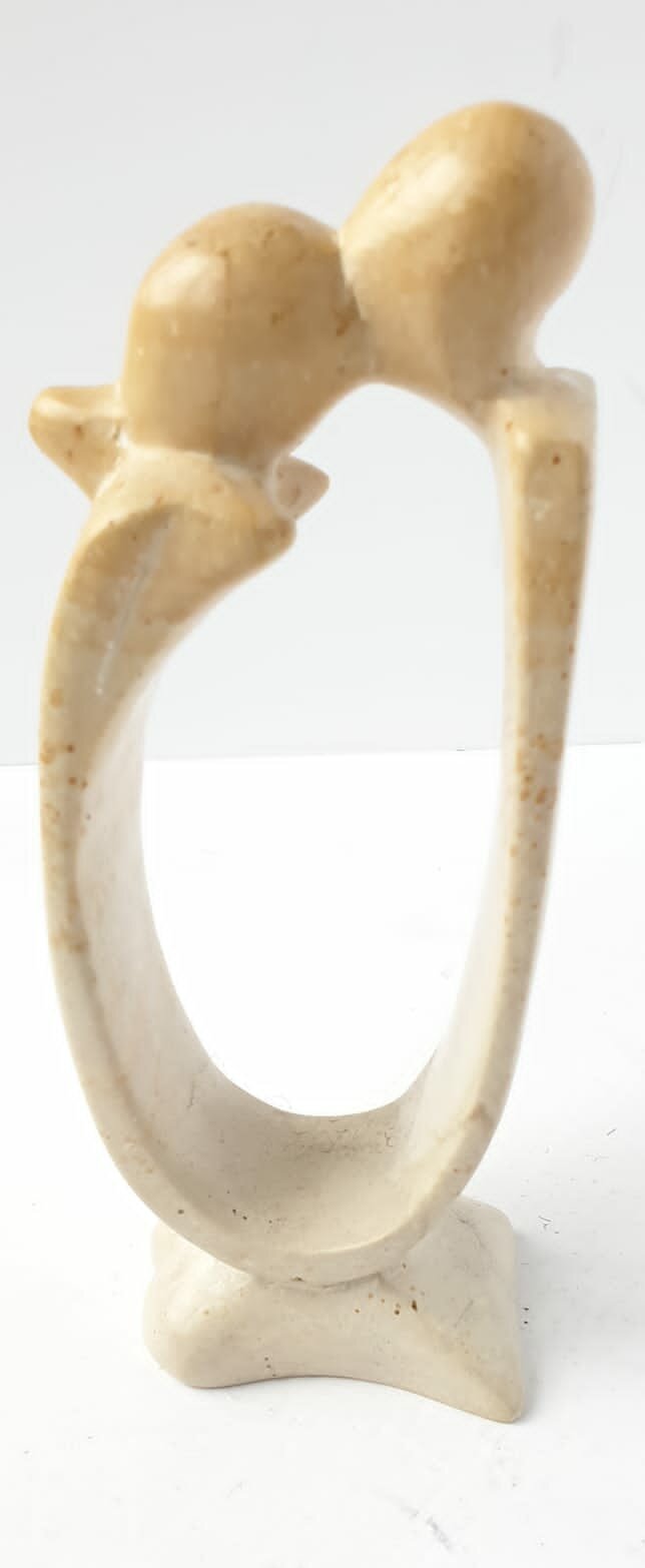 фото Деревянная статуэтка из натурального камня ручной работы целующиеся влюбленные №1